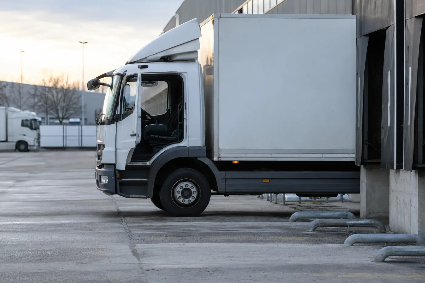 Unbesetzter LKW an einer Laderampe